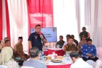 Ket foto.Wakil Direktur Utama PT Agrinas Pangan Nusantara, Mayor Jenderal TNI Trenggono (berdiri) saat memberikan arahan pada peninjauan Koperasi Desa Merah Putih Desa Randuagung Kecamatan Singosari 