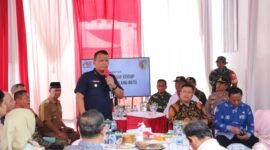 Ket foto.Wakil Direktur Utama PT Agrinas Pangan Nusantara, Mayor Jenderal TNI Trenggono (berdiri) saat memberikan arahan pada peninjauan Koperasi Desa Merah Putih Desa Randuagung Kecamatan Singosari 