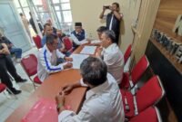 Ket foto. Darmadi (jaket putih garis biru) yang juga Ketua DPRD kabupaten Malang saat mendaftarkan diri calon Ketua KONI Kabupaten Malang 