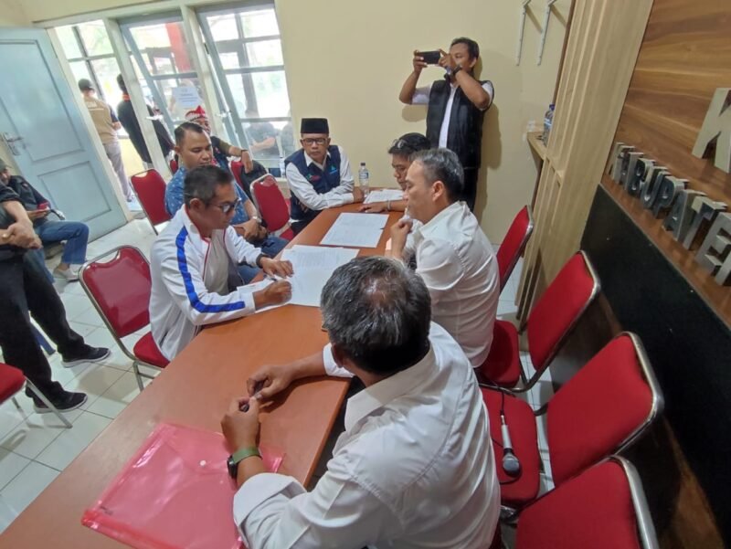 Ket foto. Darmadi (jaket putih garis biru) yang juga Ketua DPRD kabupaten Malang saat mendaftarkan diri calon Ketua KONI Kabupaten Malang 