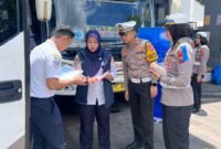 Ket foto. Kasatlantas Polresta Malang Kota, AKP Rio Angga Prasetyo bersama petugas dari Dinas Perhubungan saat melaksanakan kegiatan Ramp Check pada bus dan kendaraan umum
