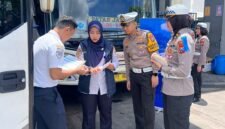 Ket foto. Kasatlantas Polresta Malang Kota, AKP Rio Angga Prasetyo bersama petugas dari Dinas Perhubungan saat melaksanakan kegiatan Ramp Check pada bus dan kendaraan umum