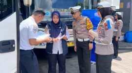 Ket foto. Kasatlantas Polresta Malang Kota, AKP Rio Angga Prasetyo bersama petugas dari Dinas Perhubungan saat melaksanakan kegiatan Ramp Check pada bus dan kendaraan umum