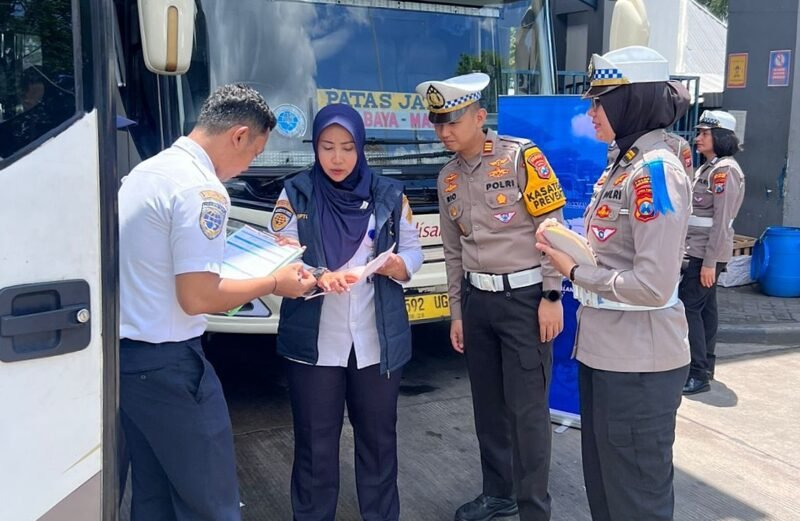 Ket foto. Kasatlantas Polresta Malang Kota, AKP Rio Angga Prasetyo bersama petugas dari Dinas Perhubungan saat melaksanakan kegiatan Ramp Check pada bus dan kendaraan umum
