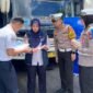 Ket foto. Kasatlantas Polresta Malang Kota, AKP Rio Angga Prasetyo bersama petugas dari Dinas Perhubungan saat melaksanakan kegiatan Ramp Check pada bus dan kendaraan umum