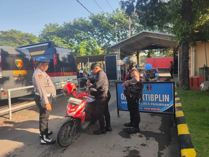 Dokumen foto : Anggota Propam Polres Pasuruan saat lakukan gelar operasi .Gaktiplin