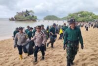 Ket foto. Jajaran TNI dan Polri saat membersihkan sampah di pesisir Pantai Balekambang Kecamatan Bantur 