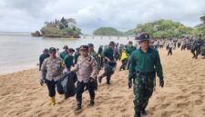Ket foto. Jajaran TNI dan Polri saat membersihkan sampah di pesisir Pantai Balekambang Kecamatan Bantur 