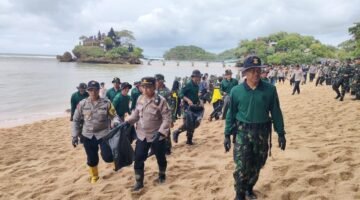 Ket foto. Jajaran TNI dan Polri saat membersihkan sampah di pesisir Pantai Balekambang Kecamatan Bantur 