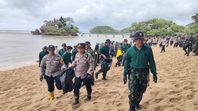 Ket foto. Jajaran TNI dan Polri saat membersihkan sampah di pesisir Pantai Balekambang Kecamatan Bantur 