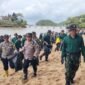 Ket foto. Jajaran TNI dan Polri saat membersihkan sampah di pesisir Pantai Balekambang Kecamatan Bantur 
