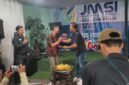 Ket foto.Muhammad Nur Widianto, S.Sos...kadis Kominfo (kiri) bersama Ketua JMSI Malang raya, Saiful saat HUT HPN