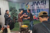 Ket foto.Muhammad Nur Widianto, S.Sos...kadis Kominfo (kiri) bersama Ketua JMSI Malang raya, Saiful saat HUT HPN