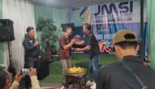 Ket foto.Muhammad Nur Widianto, S.Sos...kadis Kominfo (kiri) bersama Ketua JMSI Malang raya, Saiful saat HUT HPN