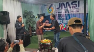 Ket foto.Muhammad Nur Widianto, S.Sos...kadis Kominfo (kiri) bersama Ketua JMSI Malang raya, Saiful saat HUT HPN