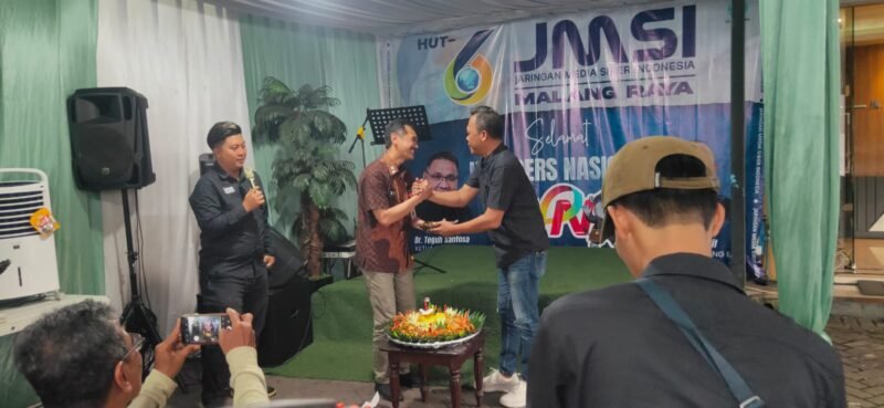 Ket foto.Muhammad Nur Widianto, S.Sos...kadis Kominfo (kiri) bersama Ketua JMSI Malang raya, Saiful saat HUT HPN