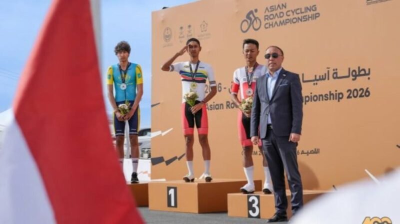Ket foto. Pembalap asal Universitas Insan Budi Utomo (UIBU), Muhammad Syelhan Nurrahmat, sukses meraih medali emas dan mengamankan gelar juara pada ajang bergengsi Asian Road Cycling Championship 2026 yang berlangsung di Al-Qassim, Arab Saudi,