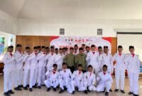 Ket foto. Siswa SMK Ar Raudloh menjadi pasukan pengibar bendera pusaka (Paskibraka)