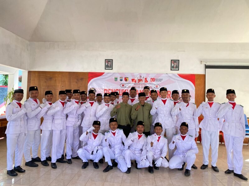 Ket foto. Siswa SMK Ar Raudloh menjadi pasukan pengibar bendera pusaka (Paskibraka)