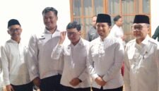 Ket foto. Menko Pangan RI, Zulkifli Hasan (kanan) bersama Wakil Gubernur Jatim, Emil Dardak dan Ketua HKTI Kabupaten Malang, H Makhrus Soleh (kiri) saat berkunjung ke Pondok Pesantren Al Munawariyah Bululawang 