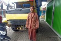 Dokumen foto: kepala desa Kedungboto Subandi dengan trucknya yang pecah kacanya
