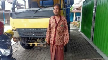 Dokumen foto: kepala desa Kedungboto Subandi dengan trucknya yang pecah kacanya