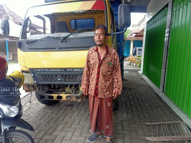 Dokumen foto: kepala desa Kedungboto Subandi dengan trucknya yang pecah kacanya