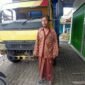 Dokumen foto: kepala desa Kedungboto Subandi dengan trucknya yang pecah kacanya