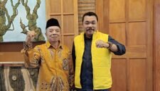 Ket foto. Ketua DPD Partai Golkar Kabupaten Malang, Sudarman (kanan) bersama Ketua PK Singosari Abdul Rozaq usai terpilih secara aklamasi 