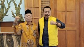 Ket foto. Ketua DPD Partai Golkar Kabupaten Malang, Sudarman (kanan) bersama Ketua PK Singosari Abdul Rozaq usai terpilih secara aklamasi 