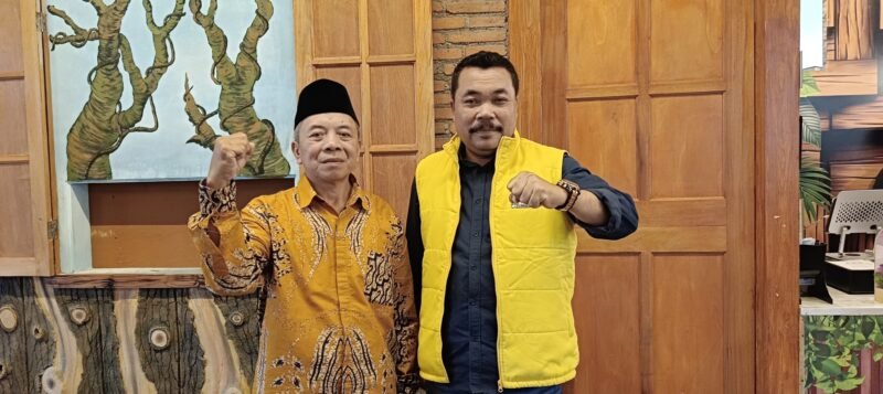 Ket foto. Ketua DPD Partai Golkar Kabupaten Malang, Sudarman (kanan) bersama Ketua PK Singosari Abdul Rozaq usai terpilih secara aklamasi 