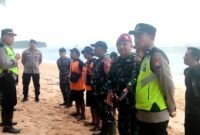Ket foto. Tim gabungan TNI-Polri dan tim SAR dikerahkan m lakukan pencarian korban yang terseret ombak di Pantai Balekambang