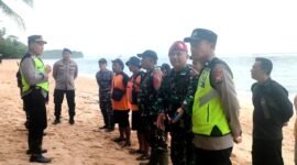 Ket foto. Tim gabungan TNI-Polri dan tim SAR dikerahkan m lakukan pencarian korban yang terseret ombak di Pantai Balekambang