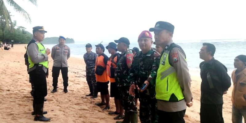 Ket foto. Tim gabungan TNI-Polri dan tim SAR dikerahkan m lakukan pencarian korban yang terseret ombak di Pantai Balekambang