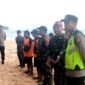 Ket foto. Tim gabungan TNI-Polri dan tim SAR dikerahkan m lakukan pencarian korban yang terseret ombak di Pantai Balekambang