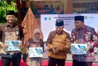 Ket foto. Bupati Malang, H.M Sanusi menyaksikan serah terima proposal pengajuan sarana prasarana dari Kepala Sekolah SMPN 1 Bululawang, Suntoro pada Kepala Dinas Perumahan Kawasan Permukiman dan Cipta Karya, Habibah serta Kepala Dinas Pendidikan, Bagus Sulistiawan di halaman Sekolah