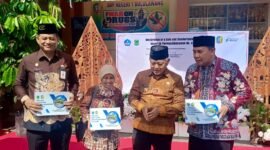 Ket foto. Bupati Malang, H.M Sanusi menyaksikan serah terima proposal pengajuan sarana prasarana dari Kepala Sekolah SMPN 1 Bululawang, Suntoro pada Kepala Dinas Perumahan Kawasan Permukiman dan Cipta Karya, Habibah serta Kepala Dinas Pendidikan, Bagus Sulistiawan di halaman Sekolah