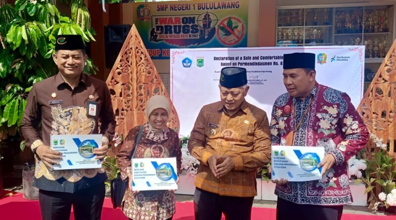 Ket foto. Bupati Malang, H.M Sanusi menyaksikan serah terima proposal pengajuan sarana prasarana dari Kepala Sekolah SMPN 1 Bululawang, Suntoro pada Kepala Dinas Perumahan Kawasan Permukiman dan Cipta Karya, Habibah serta Kepala Dinas Pendidikan, Bagus Sulistiawan di halaman Sekolah