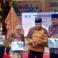 Ket foto. Bupati Malang, H.M Sanusi menyaksikan serah terima proposal pengajuan sarana prasarana dari Kepala Sekolah SMPN 1 Bululawang, Suntoro pada Kepala Dinas Perumahan Kawasan Permukiman dan Cipta Karya, Habibah serta Kepala Dinas Pendidikan, Bagus Sulistiawan di halaman Sekolah