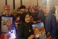 Ket foto. Wakil Bupati Malang, Hj Lathifahh Shohib saat memberikan cinderamata pada Kepala Sekolah yang purna tugas 