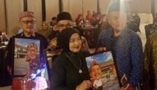 Ket foto. Wakil Bupati Malang, Hj Lathifahh Shohib saat memberikan cinderamata pada Kepala Sekolah yang purna tugas 