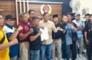 Ket foto. Zia Ulhaq (tengah) bersama Ketua Cabang Olahraga saat mendaftarkan diri pencalonan Ketua KONI kabupaten Malang 