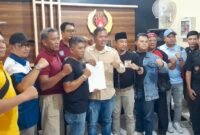 Ket foto. Zia Ulhaq (tengah) bersama Ketua Cabang Olahraga saat mendaftarkan diri pencalonan Ketua KONI kabupaten Malang 