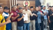 Ket foto. Zia Ulhaq (tengah) bersama Ketua Cabang Olahraga saat mendaftarkan diri pencalonan Ketua KONI kabupaten Malang 