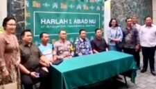 Ket foto. Wali Kota Malang, Wahyu Hidayat bersama Kapolresta Malang Kota, Kombes Pol Putu Kholis Aryana serta pemuka agama saat mengadakan konferensi pers jelang seabad NU di Stadion Gajayana Malang 