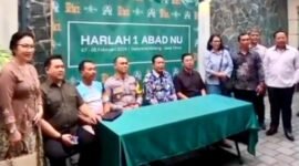 Ket foto. Wali Kota Malang, Wahyu Hidayat bersama Kapolresta Malang Kota, Kombes Pol Putu Kholis Aryana serta pemuka agama saat mengadakan konferensi pers jelang seabad NU di Stadion Gajayana Malang 