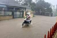 Ket foto. Akses jalan depan Balai desa Purwoasri Kecamatan Singosari yang terendam air