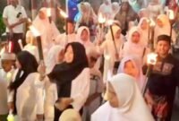 Ket foto. Warga RW 04 Polehan, Kelurahan Polehan, Kecamatan Blimbing, Kota Malang menggelar Pawai Obor Sholawat dalam rangka menyambut datangnya bulan suci Ramadhan 1447 Hijriah
