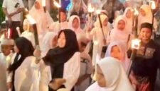 Ket foto. Warga RW 04 Polehan, Kelurahan Polehan, Kecamatan Blimbing, Kota Malang menggelar Pawai Obor Sholawat dalam rangka menyambut datangnya bulan suci Ramadhan 1447 Hijriah