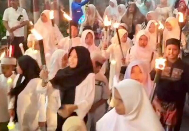 Ket foto. Warga RW 04 Polehan, Kelurahan Polehan, Kecamatan Blimbing, Kota Malang menggelar Pawai Obor Sholawat dalam rangka menyambut datangnya bulan suci Ramadhan 1447 Hijriah